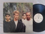 LP LEGIÃO URBANA - QUE PAÍS É ESTE // CAPA CONFORME FOTOS // DISCO EM MUITO BOM ESTADO // PODE CONTER RISCOS QUE CAUSAM CHIADOS, RUÍDOS OU PULOS