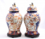 Elegantes e imponentes par de potiches chineses em porcelana ricamente policromados e esmaltados, co