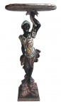 Escultura de madeira policromada Blackamoor sustentando bandeja. Mede: 94 cm de atl. Europa século X