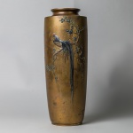 NOGAWA NOBORU (1851-1910). IMPORTANTE VASO DE BRONZE COM FIGURA DE GALO IMPERIAL. COMPOSTO DE VÁRIOS
