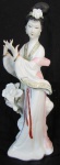 GUEICHA - ESTATUETA EM PORCELANA CHINESA ANTIGA - 29 CM X 10CM - MUITOS DETALHES  - C/LEVE BICADO NO DEDO.LINDA PEÇA