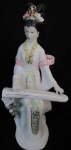 GUEICHA -  ESTATUETA EM PORCELANA CHINESA ANTIGA - 24 CM X 15CM - MUITOS DETALHES  - LINDA PEÇA - NECESSITA DE REPARO NO DEDO ANULAR  DA MÃO DIREITA