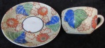 Delicada xícara para café com pires para coleção em porcelana japonesa dita casca de ovo ricamente policromada com esamltes representando flores e folhas, toda salpicada em alto relevo com pontinhos brancos