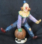 PALHAÇO - ESTATUETA EM RESINA - 20 X17 CM - FAZENDO MALABARISMO