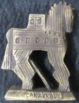 ENFEITE - "CAVALO DE TROIA" - CERAMICA - DOURADO - CANAKKALE - 10CM X13,5 CM