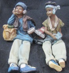 PAR DE  ESTATUETAS  - MOCINHAS - VESTIMENTA HIPPIE - E PERNAS SOLTAS - CHEIA DE DETALHES