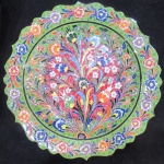 PRATO - PORCELANA - TURQUIA - DECORADO COM FFLORES COLORIDAS - 31 DIAM - COM CARIMBO ATRÁS