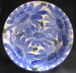 PRATO - PORCELANA  - PINTADO À MÃO - COM FLORES EM TONS DE AZUL E VERDE - 31 DIAM