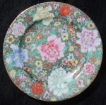 PRATO - PORCELANA - CHINESA - DECORADO COM FLORES COLORIDO- FUNDO EM OURO - 18 CM DIAM - C/ CARIMBO NO VERSO