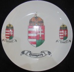 PRATO - PORCELANA - HUNGRIA - DECORADO COM ESCUDOS - 19 CM DIAM
