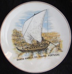 PRATO - PORCELANA PORTUGUESA - BARCO RABELO DO OURO - 19,5 DIAM- C/SUPORTE