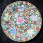 PRATO - PORCELANA - CHINESA - DECORADO COM FLORES COLORIDO- FUNDO EM OURO - 18 CM DIAM - C/ CARIMBO NO VERSO