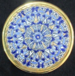 PRATO - PORCELANA - ESPANHA - CER COLON - DECORAÇÃO ABSTRATA EM TONS AZUL E BRANCO E FILETADO À OURO 24 KT - 17 CM DIAM - COM CARIMBO NO VERSO