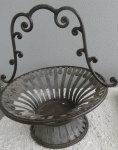 CESTA EM FERRO FORGÊ - 44 DIAM - 53 ALT E ALÇA TRABALHADA C/ 50 CM DE COMPRIMENTO - RETIRAR NO LOCAL OU TRANSPORTADORA - MUITO ABAIXO DO PREÇO!!!!!