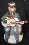 CAIXINHA DE MÚSICA COM MOVIMENTO - VIOLEIRO - ESTATUETA EM PORCELANA  - 13 CM X8 CM - GRACIOSA
