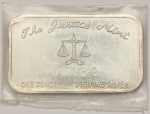 Numismática. Barra de 1 onça de prata 999 (31,10g). Confeccionada na década de 70 pela Casa da Moeda da Justiça da Alemanha. Lacrada. Proof. Rara. Para colecionadores.