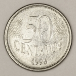 Numismática, Brasil. Moeda de 50 centavos ano 1995, com colarinho, batida dupla na data e data vazada no reverso acima da carabeça. V. 453. Escassa.
