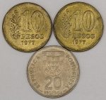 Numismática. Lote com 3 moedas, sendo 2 de 10 pesos 1977 FC e 2 de escudos 1987, 26mm, octagonal, oportunidade