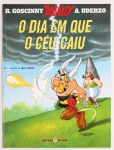 Colecionismo - História em Quadrinhos encadernada - Asterix - O dia em que o Céu Caiu - textos e desenhos de Albert Uderzo - Editora Record - Primeira edição out/2005 - 48 páginas -  NOVO 