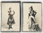 Colecionismo - `Extremamente Raras` Início sec. XX - 2 Figurinhas da Charutaria Paris de Francisco Alves Machado - Rio de Janeiro - Largo da Carioca 20 - 5,2 x 3,4 cm - Com base em pesquisas históricas, a Charutaria Paris funcionava na Rua da Carioca, 20, no Centro do Rio de Janeiro, no início do século XX, conforme registros de 1908.