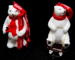 Colecionismo - 2 Ursos Coca Cola em porcelana  com caracterização natalina - embalados em caixa promocional da extinta BlockBuster - altura das peças  aprox: 7cm - caixa tem pequenos danos que não comprometem a integridade das peças