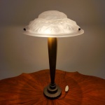 (DENGUÉ)Importante luminária francesa Art Déco original, assinada por David Guéron  Degué, célebre mestre vidreiro francês e uma das referências máximas do design decorativo parisiense das décadas de 1920 e 1930.Peça adquirida em tradicional galeria de arte em Paris, França, preservando autenticidade, elegância e refinamento característicos da produção artística do período.A luminária apresenta cúpula em vidro artístico moldado e acidado, ricamente ornamentada com delicados motivos florais em relevo, proporcionando iluminação difusa e atmosfera sofisticada. A base em metal patinado de linhas geométricas reforça a estética clássica do movimento Art Déco francês.Exemplar de elevado valor histórico, artístico e colecionável, representando a excelência da manufatura francesa do entre-guerras. Obra ideal para compor ambientes de alto padrão, coleções de arte decorativa europeia e interiores sofisticados.