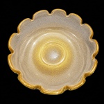 ITALIA - Elegante centro de mesa europeu confeccionado em vidro artístico de alta qualidade, apresentando delicado acabamento com aplicação de pó de ouro e refinado desenho.A peça destaca-se por sua borda ondulada de harmonioso movimento, aliada à transparência luminosa do vidro e aos sutis reflexos dourados, conferindo imponência, sofisticação e notável apelo decorativo.De estética clássica e acabamento requintado, traduz o tradicional savoir-faire da vidraria europeia,
