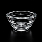 Bowl em cristal europeu translúcido, de elegante desenho contemporâneo, executado em cristal de alta qualidade, apresentando corpo circular com delicados anéis concêntricos em relevo e borda espessa lapidada. Peça de refinada presença estética, marcada pela pureza do material, excelente transparência e acabamento primoroso, adequada tanto para uso decorativo quanto funcional. Produção europeia.