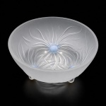 Bowl francês Étlings (Établissements Edmond Etling), em vidro artístico fosco opalescente, apresentando delicado desenho floral em relevo, com elegante composição de pétalas estilizadas irradiando do centro em suave tonalidade azulada. Peça de refinado acabamento, marcada pela translucidêz acetinada característica da manufatura francesa Art Déco. Exemplar de forte apelo decorativo, conciliando delicadeza formal, qualidade escultórica e excelência técnica do célebre ateliê parisiense Etling.