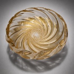 Centro de mesa europeu em vidro artístico transparente com aplicação de pó de ouro, apresentando elegante decoração em espiral torsionada e borda organicamente modelada. Peça de forte apelo escultórico, marcada pela riqueza dos reflexos luminosos e pelo refinamento da composição, unindo sofisticação decorativa e influência do design artístico europeu do século XX.