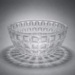 VERLYS  Centro de mesa francês em vidro artístico assinadoElegante centro de mesa da manufatura francesa Verlys, assinado, executado em vidro artístico moldado de refinado acabamento, representativo da tradição vidreira francesa do século XX.A peça destaca-se pelo desenho equilibrado e linguagem decorativa característica da produção Verlys, reconhecida internacionalmente pela qualidade técnica, riqueza de texturas e notável domínio da moldagem em vidro artístico.
