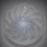 Centro de Mesa René Lalique  Cristal AssinadoElegante centro de mesa em cristal artístico René Lalique, exemplar assinado na base. Peça de refinado desenho francês, apresentando corpo em cristal transparente moldado com delicado trabalho em relevo geométrico e movimento radial, característica marcante do estilo sofisticado da manufatura Lalique.