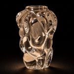 Vaso sueco Move, manufatura Orrefors, em cristal transparente soprado à mão, desenho de Per B. Sundberg. Peça de forte caráter escultórico, apresentando volumetria orgânica e superfície marcada por pronunciadas reentrâncias e formas fluidas, explorando magistralmente os efeitos ópticos, transparência e espessura do cristal. Exemplar representativo do design escandinavo contemporâneo, aliando expressão artística e excelência técnica da tradicional casa Orrefors. Inscrição gravada na base: Orrefors PBS 4941-23. Comprado na Hstern