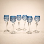 BOÊMIA - Conjunto de taças em cristal da Boêmia, em elegante tonalidade azul translúcida, ricamente lapidado com refinado padrão geométrico e delicadas hastes facetadas.