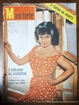 Revista Manchete Nº 384 (29/08/1959) - Maria Della Costa / URSS / Tufão da Morte - Destaque de Capa: A renomada atriz brasileira Maria Della Costa, caracterizada como mulata na peça "Gimba", no Teatro Municipal. Foto clássica assinada por Ivo Barreto. Marcas naturais de envelhecimento e manuseio. Há assinaturas e marcações à caneta no canto superior esquerdo da capa (registros típicos de distribuição/banca da época). Bordas e lombada com pequenos desgastes habituais do papel jornal antigo. Miolo preservado.
