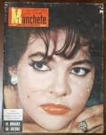 Revista Manchete Nº 265 - 18 de Maio de 1957 (Maysa na Capa)  trazendo em destaque uma das maiores lendas da música brasileira, Maysa. Um item de altíssimo valor cultural para colecionadores de memorabília musical, fãs da Bossa Nova/Samba-Canção e entusiastas da imprensa nacional. Capa: Apresenta desgaste nas bordas, pequenas marcas brancas de atrito na parte inferior e marcas do tempo.Detalhes: Contém assinatura/anotações à caneta no logotipo da Manchete (canto superior direito da imagem) que seguem o mesmo padrão de identificação do lote anterior.