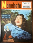 Revista Manchete Nº 117 - 17 de Julho de 1954 publicada em meados da década de 1950. Item de grande interesse para colecionadores, trazendo reportagens marcantes sobre a política da era Vargas e o cenário pós-Copa do Mundo de 1954. Capa: Desgaste natural no papel e pequenas marcas de dobras nas bordas e extremidades.Detalhes: Possui marcas e anotações à caneta no canto superior direito (no logotipo da Manchete), mantendo o mesmo padrão de catalogação e identificação das edições anteriores do lote.