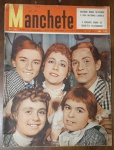 Revista Manchete Nº 245 (29 de Dezembro de 1956) - Antônio Maria / Vida Noturna Carioca / Foguetes Teleguiados - Um exemplar altamente colecionável que encerra o marcante ano de 1956 reunindo crônica cultural carioca, entretenimento e o imaginário científico e militar da tecnologia de época. Capa: Apresenta excelente nitidez e cores muito bem preservadas no retrato coletivo. Contém marcas normais e leves de manuseio nas bordas externas, além das habituais anotações de arquivo à caneta de forma discreta no canto superior direito (próximo ao logotipo).