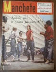 Revista Manchete Nº 252 (16 de Fevereiro de 1957) - Juventude Anos 50 / Ingrid Bergman / Moda 57 - Um exemplar fascinante que traz uma importante matéria de comportamento sobre a rebeldia e os rumos da juventude dos anos 50, além de coberturas sobre o cinema internacional, avanços científicos e alta costura. Capa: Apresenta boa nitidez no registro fotográfico de capa. Contém marcas naturais do tempo, discretos desgastes e pequenas perdas de papel nas bordas e cantos do lado esquerdo (perfil da lombada). Traz as habituais anotações de controle à caneta no canto superior direito.