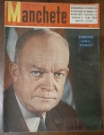 Revista Manchete Nº 239 (17 de Novembro de 1956) - Eisenhower Eleito / Revolução na Hungria -  Um documento jornalístico de valor inestimável para colecionadores e historiadores, cobrindo em tempo real dois dos eventos geopolíticos mais importantes e dramáticos do século XX no auge da Guerra Fria. Capa: Retrato de capa muito limpo e imponente, mantendo a firmeza das cores originais. Apresenta marcas normais e suaves de manuseio no perfil da lombada, além das habituais anotações de arquivo à caneta no canto superior esquerdo (sobre as letras iniciais do logotipo).