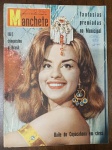 Revista Manchete Nº 412 (12 de Março de 1960) - Especial de Carnaval / Ike no Brasil / Copacabana Palace -  Um exemplar fascinante que registra com exuberância a era de ouro do Carnaval carioca e um momento marcante da diplomacia internacional no Brasil no início dos anos 60. Capa: Apresenta excelente vivacidade de cores e nitidez no retrato principal. Contém marcas normais de manuseio e as habituais anotações de arquivo à caneta com carimbo de data ("12-3-60") no canto superior direito, além de inscrições discretas na parte inferior.