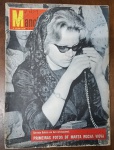 Revista Manchete Nº 359 (7 de Março de 1959) - Furo Internacional Marta Rocha Viúva - Um exemplar de imenso valor para colecionadores da história da imprensa e da cultura pop brasileira, registrando em um furo jornalístico dramático um dos momentos mais marcantes da vida pessoal da eterna Miss Brasil. Capa: Apresenta boa nitidez no registro fotográfico em preto e branco e vivacidade na tarja vermelha lateral. Contém marcas normais de manuseio nas bordas externas, pequenos desgastes no perfil da lombada e as habituais anotações de arquivo à caneta com carimbo de data ("7-3-59") no canto superior direito.
