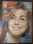 Revista Manchete Nº 393 (31 de Outubro de 1959) - Lia Miranda / Salão de Automóveis de Paris - Um exemplar altamente colecionável de final de década que reúne o universo dos esportes nacionais, a cobertura do mercado automotivo internacional e importantes pronunciamentos militares de época. Capa: Apresenta excelente nitidez e cores muito bem preservadas no retrato principal. Contém marcas normais e leves de manuseio nas bordas e cantos externos, além das habituais anotações de arquivo à caneta com o carimbo de data ("31-10-59") no canto superior direito.