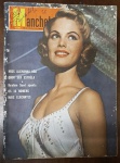 Revista Manchete Nº 300 (18 de Janeiro de 1958) - Miss Alemanha / Ibrahim Sued Os 10 Homens Mais Elegantes - Um exemplar histórico e altamente colecionável que reúne o glamour internacional dos concursos de beleza e a tradicional crônica social da elite brasileira do final dos anos 50. Capa: Apresenta excelente nitidez de imagem e boa preservação das cores. Contém marcas e desgastes naturais do tempo nas bordas externas e no perfil da lombada, com pequenos pontos de perda de papel nas extremidades. Traz as habituais anotações de controle e arquivamento à caneta no canto superior direito (sobre e ao lado do logotipo).