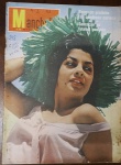 Revista Manchete Nº 298 (4 de Janeiro de 1958) - Romance Proibido Condessa Carioca / Futebol Paulista - Um exemplar altamente colecionável do final da década de 50 que reúne as crônicas sociais mais comentadas da época, o calor das competições esportivas e coberturas jornalísticas marcantes. Capa: Apresenta boa nitidez gráfica e fidelidade de cores no retrato principal. Contém marcas e desgastes naturais do tempo nas bordas e cantos externos, pequenas manchas de oxidação na margem superior esquerda e as tradicionais anotações de controle à caneta com carimbo de data ("4-1-58") no canto superior direito.