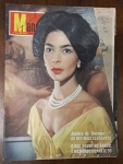 Revista Manchete Nº 351 (10 de Janeiro de 1959) - Retrospectiva 58 / As Dez Mais Elegantes por Jacinto de Thormes - Um exemplar altamente colecionável e de grande relevância social, trazendo o balanço do ano de 1958 e uma das listas de moda e alta sociedade mais icônicas da época. Capa: Apresenta excelente nitidez gráfica e ótima preservação das cores originais. Contém marcas normais de manuseio nas bordas e pequenos desgastes no perfil da lombada. Traz as habituais anotações de arquivo à caneta e um carimbo com a data de época ("10-1-59") no canto superior direito.