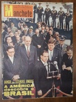 Revista Manchete Nº 522 (21 de Abril de 1962) - Jango nos Estados Unidos com Kennedy / Histórica - Um documento jornalístico e geopolítico de valor inestimável para colecionadores e historiadores, registrando em tempo real a célebre visita oficial do presidente brasileiro João Goulart à Casa Branca no auge da Guerra Fria. Capa: Apresenta excelente nitidez de imagem no registro jornalístico. Contém marcas normais e desgastes naturais do tempo nas bordas externas, discretas marcas de dobras e as tradicionais anotações de controle à caneta com carimbo de data ("21-4-62") no canto superior direito.