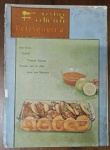 Revista Petisqueira de Culinária Nº 28 (Ano III - 1965) - Fonduta / Receitas para São João - icônica publicação gastronômica brasileira Petisqueira: Revista de Culinária, número 28 (Ano III), publicada em 1965. Um item de coleção valioso para historiadores da gastronomia nacional e entusiastas da culinária típica e do estilo de vida vintage de meados dos anos 60.