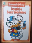 Revista Essencial Disney Volume 2 - Donald e Seus Sobrinhos (Editora Abril) - Excelente exemplar da revista em quadrinhos Essencial Disney, Volume 2, trazendo a coletânea temática "Donald e Seus Sobrinhos", publicada pela Editora Abril. Uma das coleções de luxo mais bem cuidadas do universo de Patópolis, projetada para reunir as melhores e mais clássicas histórias do Pato Donald ao lado de Huguinho, Zezinho e Luisinho.