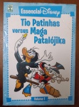 Revista Essencial Disney Volume 1 - Tio Patinhas versus Maga Patalójika (Editora Abril) - Excelente exemplar da revista em quadrinhos Essencial Disney, Volume 1, trazendo a antologia temática "Tio Patinhas versus Maga Patalójika", publicada pela Editora Abril. Uma edição histórica que abre esta prestigiada coleção de luxo, reunindo os confrontos mais icônicos, mágicos e divertidos entre o pato mais rico do mundo e sua eterna rival pelo controle da Moeda Número Um.